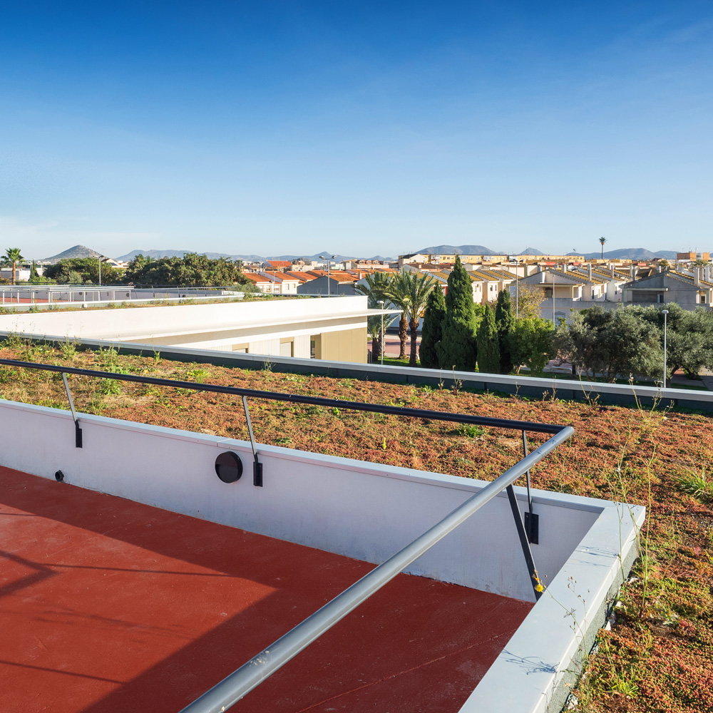 Vista de la terraza ajardinada de la residencia de mayores CleceVitam Carmen Conde
