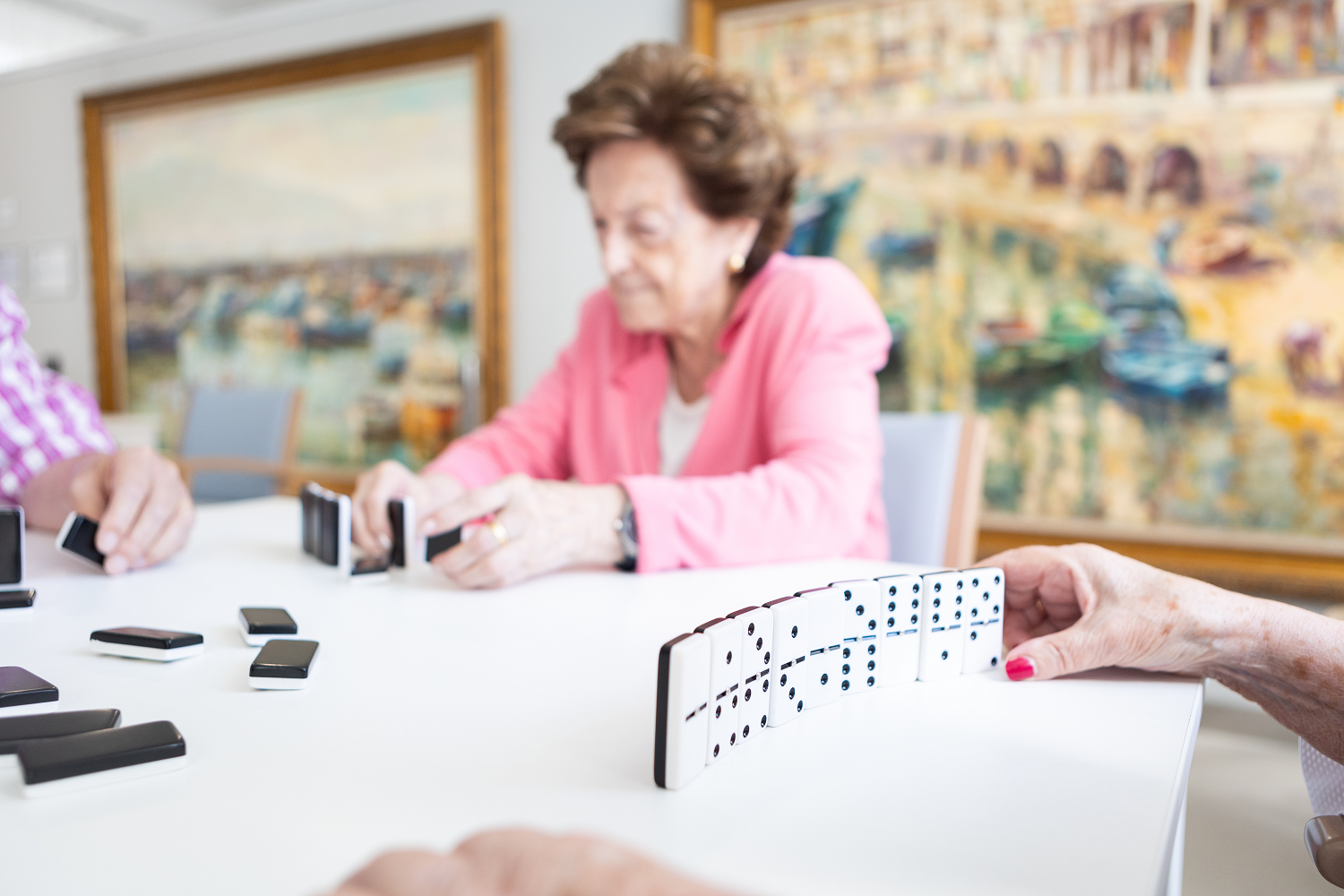 Un grupo de residentes jugando al dominó